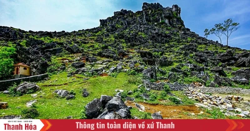 Cau tao tuong chan dat bang da hoc voi cac khoi da xep chong len nhau tao thanh mot buc tuong vung chai